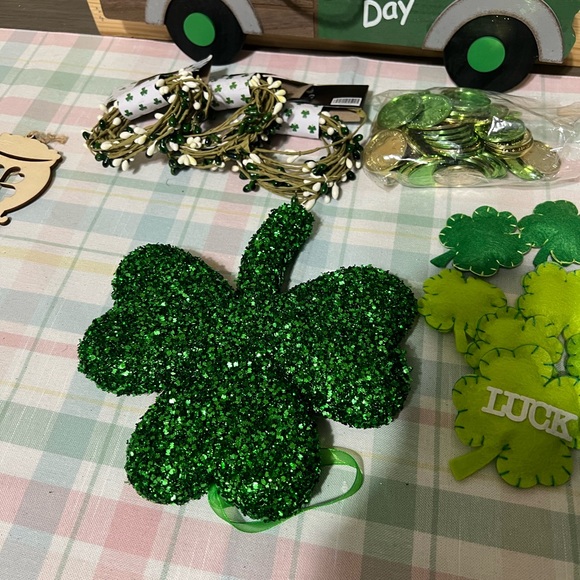 Assorted St. Patrick’s Day ☘️ Decorations. - Picture 4 of 7